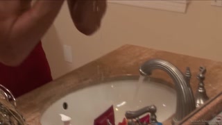Girlfriend's Mom Sucks Cock in the Bathroom - бесплатное порно на GEEZ.TUBE