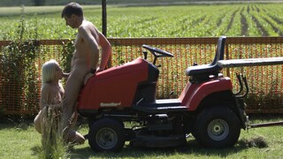 Andre Fucks Nesty in the Garden - бесплатное порно на GEEZ.TUBE