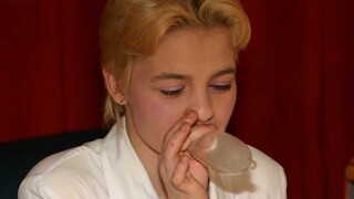 Смотри Petitte Gold Sucks and Swallows на GEEZ.TUBE - лучшие видео