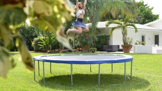 Смотри Trampoline Bouncing with Big Boobs and Twerking на GEEZ.TUBE - лучшие видео