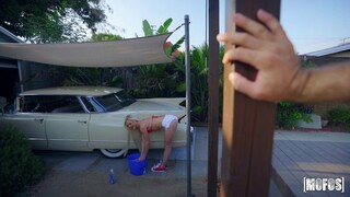 Small Tits, Big Car - бесплатное порно на GEEZ.TUBE
