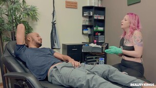 Tattooed Lady Lazarus Gives Dwayne Foxxx a Handjob - бесплатное порно на GEEZ.TUBE