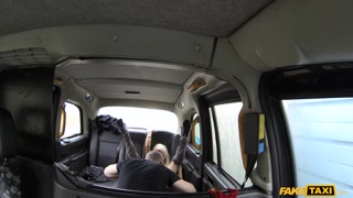 Lady Gets Car Sex for a Free Ride Home - бесплатное порно на GEEZ.TUBE