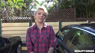 Смотри Blonde Teen's Blowjob and Cumshot на GEEZ.TUBE - лучшие видео