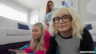 Смотри Lesbian Threesome with Glasses and Piercing на GEEZ.TUBE - лучшие видео