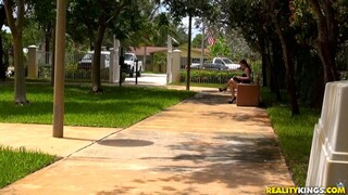 Outdoor Blowjob with Lucky Girl - бесплатное порно на GEEZ.TUBE