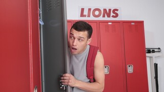 Смотри Blowjob and Spanking in Locker Room на GEEZ.TUBE - лучшие видео