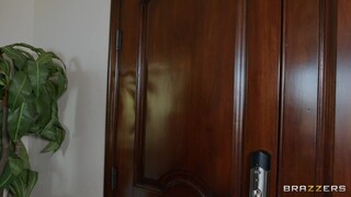 Brunette Wife's POV Blowjob - бесплатное порно на GEEZ.TUBE
