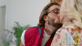 MILF Teaches Lucas - бесплатное порно на GEEZ.TUBE