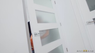 Смотри Black and European Guys Fuck Brunette Slut in Bathroom на GEEZ.TUBE - лучшие видео