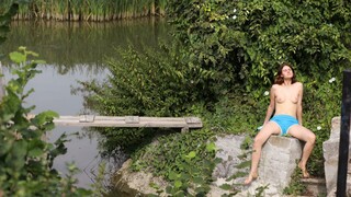 Brunette teen gets her masturbation on outside - бесплатное порно на GEEZ.TUBE