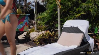 Lesbian Kissing and Fucking by the Hotel Pool - бесплатное порно на GEEZ.TUBE