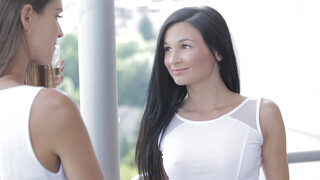 Miniskirt Lesbians Silvie & Keira Go Wild in Bed - бесплатное порно на GEEZ.TUBE