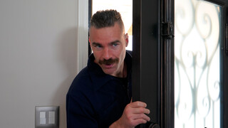 Repairman Fucks Brunette in Missionary - бесплатное порно на GEEZ.TUBE