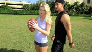 Смотри Fit Couple Fucks Hard - Gym Hookup Gone Wild на GEEZ.TUBE - лучшие видео