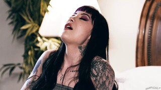 Tattooed Girl Goes Crazy in Car - Blowjob & Hardcore Fuck - бесплатное порно на GEEZ.TUBE