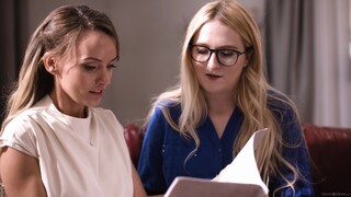 Смотри Glasses MILFs Fingering and Kissing in Foursome на GEEZ.TUBE - лучшие видео