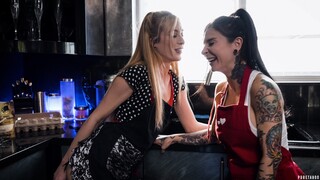 Maya Woulfe’s Fetish Play – Fingering, Squirt, and Lesbian Cheating - бесплатное порно на GEEZ.TUBE