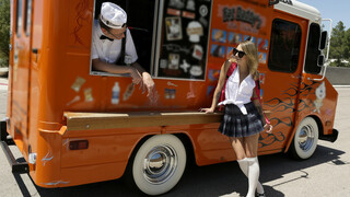 Carmen Callaway in Thong Blows Cock for Ice Cream - бесплатное порно на GEEZ.TUBE
