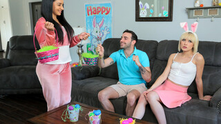 Смотри Stepfamily Fun - Jessie Saint Rides Big Cock After Egg Hunt на GEEZ.TUBE - лучшие видео