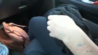 Amateur Brittany Shae strips in the car - бесплатное порно на GEEZ.TUBE