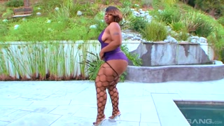 Brownie Deluxxx in Fishnets Takes a Big Load to the Face - бесплатное порно на GEEZ.TUBE