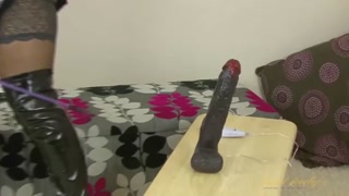 Смотри Lelani Tizzie takes black dildo all in на GEEZ.TUBE - лучшие видео