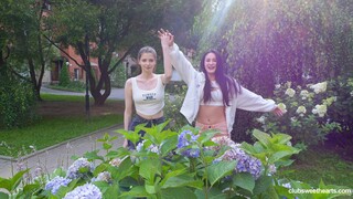 Amelia Ost & Miss Len: Outdoor Pillow Fight, Kissing and Tit Play - бесплатное порно на GEEZ.TUBE