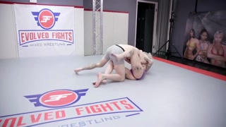 Arielle Aquinas Overpowers Cody Carter - Blonde Wrestling Fun - бесплатное порно на GEEZ.TUBE