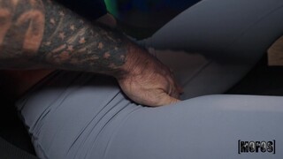 GI Joey strokes his cock while Kay Rhea gives a blowjob at the arcade - бесплатное порно на GEEZ.TUBE