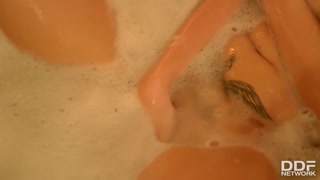Blonde Katie T Rubs Wax on Big Tits in Steamy Solo Shower - бесплатное порно на GEEZ.TUBE