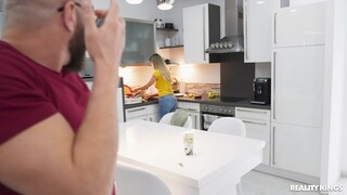 Sexy Maid Cleans and Pleasures Xander Corvus - бесплатное порно на GEEZ.TUBE