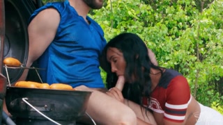 Shemale Seduces at the Tailgate - бесплатное порно на GEEZ.TUBE