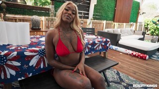 Смотри Black Cock Meets Blonde Pussy on July 4th на GEEZ.TUBE - лучшие видео