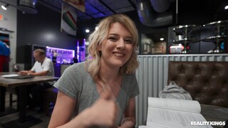 Cowgirl on the Pizza Shop Counter - бесплатное порно на GEEZ.TUBE