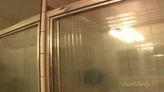 Wet Berlin fingers her muff under running water - бесплатное порно на GEEZ.TUBE