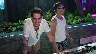 Ass Fingering and Blowjob at the Bikini Bar - бесплатное порно на GEEZ.TUBE