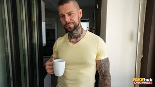 Tattooed Roommate Sucks My Cock - бесплатное порно на GEEZ.TUBE