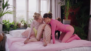 Three Beautiful Girls in Lingerie - бесплатное порно на GEEZ.TUBE