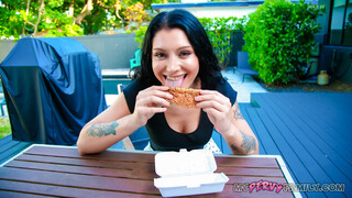 Hotdog Leads to Steamy Stepfamily Fun - бесплатное порно на GEEZ.TUBE