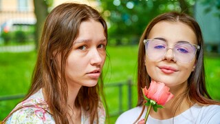 Смотри Lesbian lovers Kitty Doll88 and Baby Dahl taste each other's shaved pussy на GEEZ.TUBE - лучшие видео