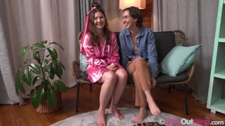Hair-Raising Conversation with Olive G & Sophia Rose - бесплатное порно на GEEZ.TUBE