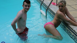 Karlie Simon's Feet Worshipped by Pool Boy - бесплатное порно на GEEZ.TUBE