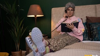Sexy Granny in Socks and Glasses - бесплатное порно на GEEZ.TUBE