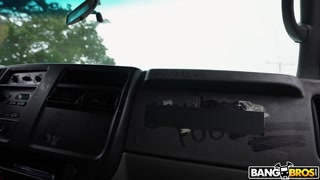Shrooms Blooms Gets Fucked in the Bus - бесплатное порно на GEEZ.TUBE