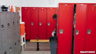 College Girl with Glasses Sucks Coach's Big Cock - бесплатное порно на GEEZ.TUBE