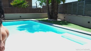 Смотри Stepmom's Big Ass and Tits in Pool на GEEZ.TUBE - лучшие видео