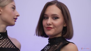 Big Cock Threesome with Sasha, Ally, and Friends - бесплатное порно на GEEZ.TUBE