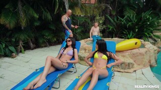 Wet and Wild Summer Fun with Ari Alectra - бесплатное порно на GEEZ.TUBE
