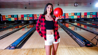 Смотри Flashing at the Bowling Alley на GEEZ.TUBE - лучшие видео